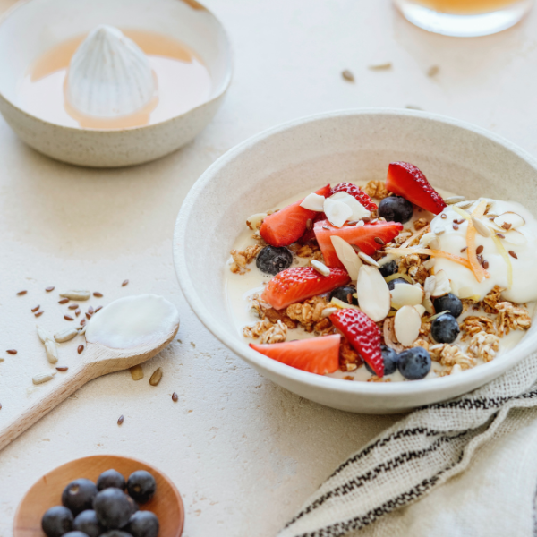 Tazza con yogurt, cereali e frutta